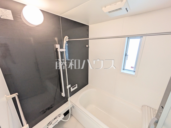 2号棟　浴室　【豊見城市字饒波】浴室換気乾燥暖房機付きの為、入浴後もカラッと乾燥し、カビの発生を抑えます。 