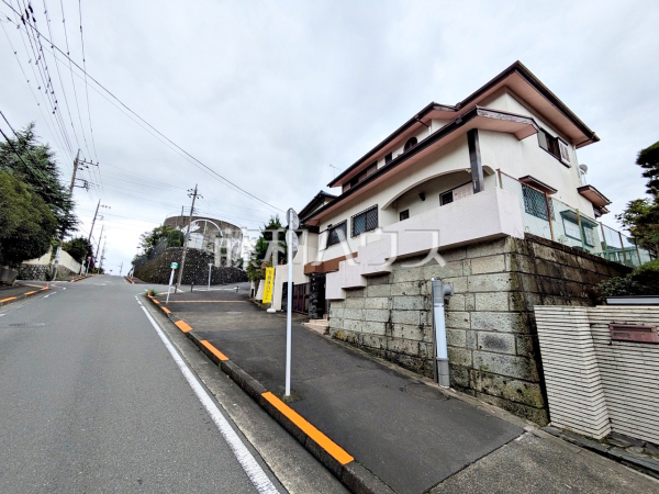 ≪接道状況（現況：古屋有）≫前面道路8.9ｍと建物までの距離も広く、開放感に溢れた街並み♪【多摩市桜ヶ丘４丁目】