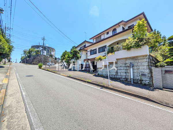 ≪接道状況（現況：古屋有）≫建築条件はございませんので、ライフスタイルに合わせた自由なマイホームづくりが可能です。　【多摩市桜ヶ丘４丁目】