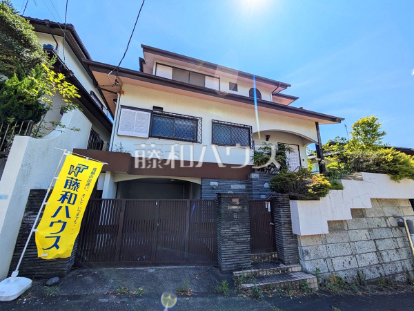 ≪現地外観（現況：古屋有）≫226.88平米（約68坪）のゆとりある宅地のため広いお庭も確保できそうですね☆【多摩市桜ヶ丘４丁目】