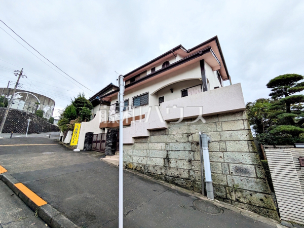 ≪接道状況（現況：古屋有）≫周辺は落ち着いた雰囲気の住宅地です。小さなお子様がいるご家庭も安心です。　【多摩市桜ヶ丘４丁目】