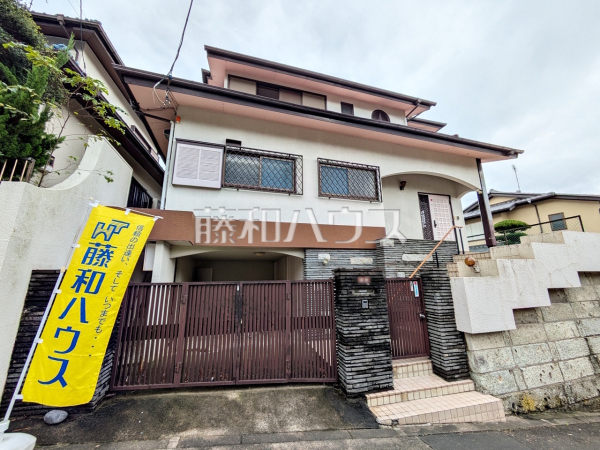 ≪現地外観（現況：古屋有）≫ハウスメーカーからプランまでフルオーダーで自由にマイホームがつくれる、建築条件のない宅地分譲　　【多摩市桜ヶ丘４丁目】