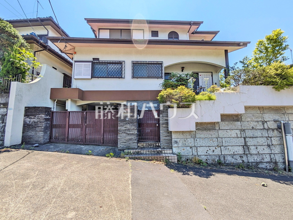 ≪現地外観（現況：古屋有）≫ハウスメーカーからプランまでフルオーダーで自由にマイホームがつくれる、建築条件のない宅地分譲　　【多摩市桜ヶ丘４丁目】
