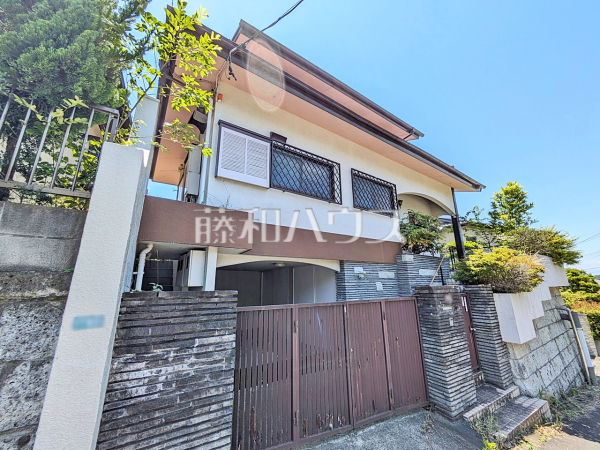 ≪現地外観（現況：古屋有）≫建築会社を自由にセレクトできる土地分譲で理想の暮らしを叶えて下さい。　【多摩市桜ヶ丘４丁目】