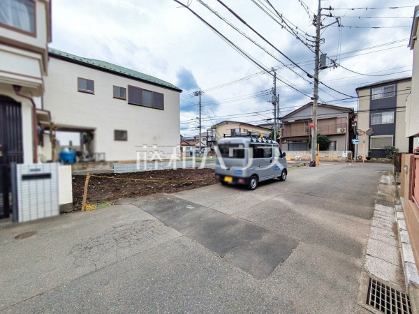 接道状況および現場風景　【新座市野寺４丁目】 建物のプレゼンをさせていただきますので、実際の完成イメージを思い描いていただくことができます。お気軽にお問合せ下さい。 