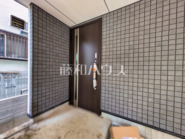 B号棟　玄関　【世田谷区赤堤４丁目】