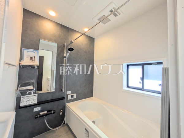 1号棟　浴室　【沖縄市松本２丁目】 浴室換気乾燥暖房機付きの為、雨の日の洗濯物はもちろん、入浴後もカラッと乾燥し、カビの発生を抑えます。 
