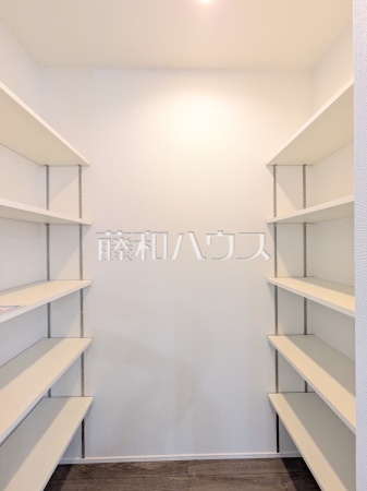 2号棟　キッチン横のパントリー　【沖縄市松本２丁目】