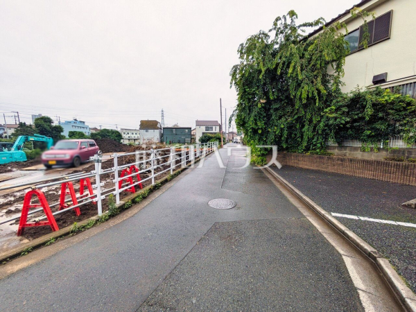 接道状況および現場風景　【東久留米市新川町１丁目】小・中学校やスーパーが徒歩10分圏内