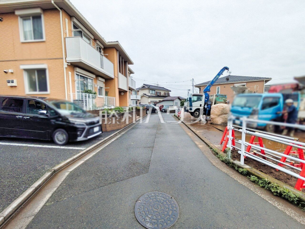 接道状況および現場風景　【東久留米市新川町１丁目】 建物のプレゼンをさせていただきますので、実際の完成イメージを思い描いていただくことができます。お気軽にお問合せ下さい。 