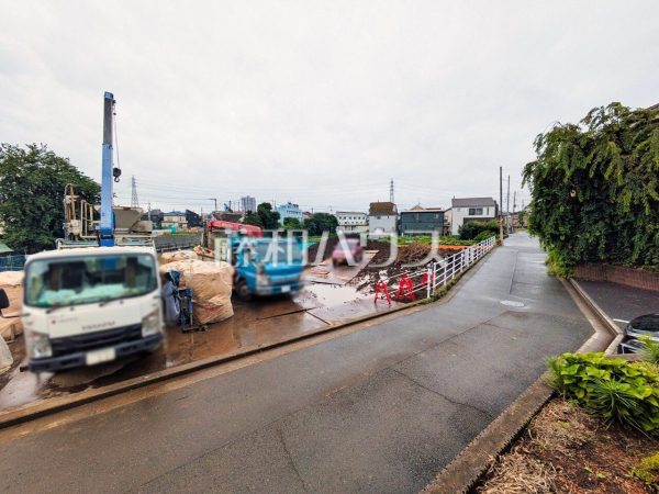 接道状況および現場風景　【東久留米市新川町１丁目】小・中学校やスーパーが徒歩10分圏内