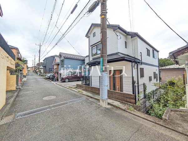 接道状況および現場風景 【多摩市聖ヶ丘3丁目】 接道状況および現場風景 【多摩市聖ヶ丘3丁目】