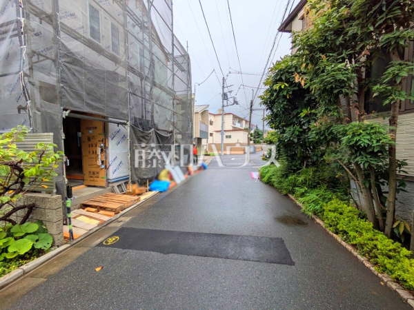 接道状況および現場風景(A号棟側)　【中野区野方６丁目】