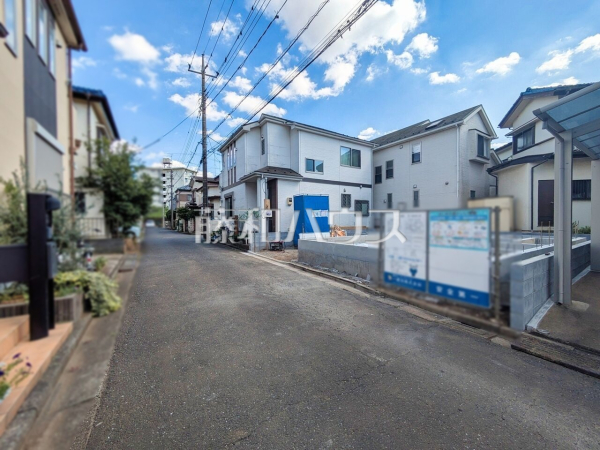 接道状況および現場風景　【所沢市大字松郷】 建物のプレゼンをさせていただきますので、実際の完成イメージを思い描いていただくことができます。お気軽にお問合せ下さい。 
