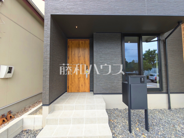 C号棟　玄関　【春日井市如意申町３丁目】