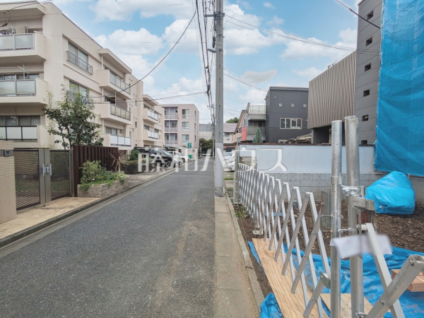 1号棟 接道状況および現場風景 【杉並区上高井戸2丁目】 1号棟 接道状況および現場風景 【杉並区上高井戸2丁目】