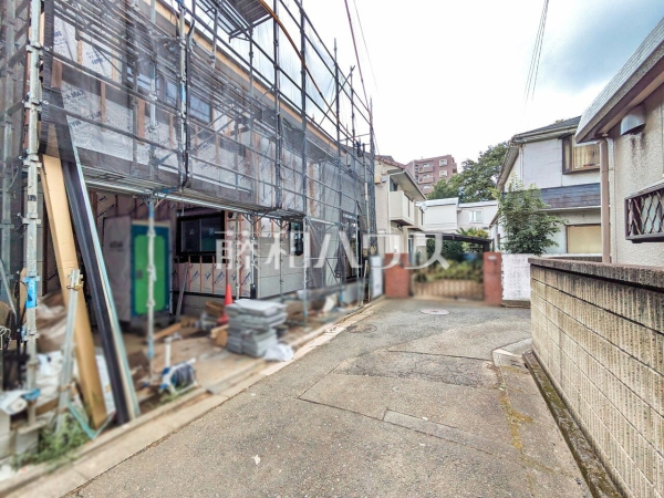 接道状況および現場風景　【西東京市田無町１丁目】 ここに住む方を想像して、着々と建築しております！ 