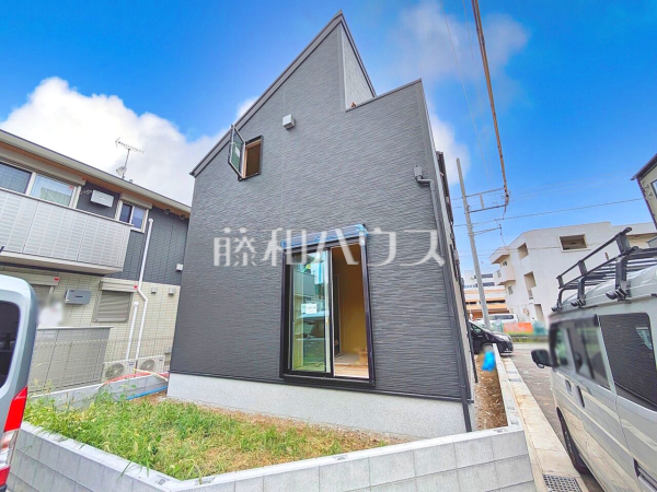 1号棟　外観　【日野市大字日野】庭があることで遮るものが少なく、光や空気を取り込むことができます。また植物を置き、四季を感じる場所を手にすることができます。