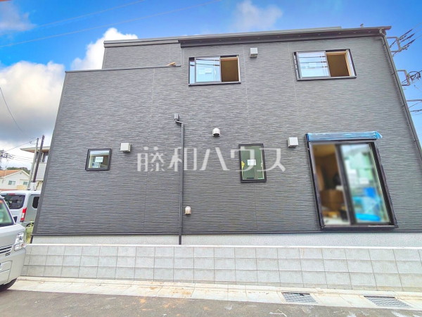 1号棟　外観　【日野市大字日野】モノトーンを中心とした配色の現代的なデザイン。直線的ですっきりとしたスクエアなデザインが、お客様のお住まいを都会的に印象づけます。