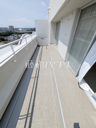 バルコニー 【長峰杜の3番街1号棟】 南向きのバルコニーは日差しもたっぷり注ぎ、お洗濯物もよく乾きます。 バルコニー 【長峰杜の3番街1号棟】 南向きのバルコニーは日差しもたっぷり注ぎ、お洗濯物もよく乾きます。