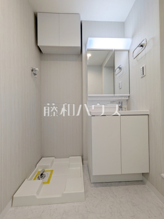 洗面室 【長峰杜の3番街1号棟】三面鏡付きの洗面台。鏡の裏にも収納があり、歯ブラシや化粧品等もすっきり収納できます。 洗面室 【長峰杜の3番街1号棟】三面鏡付きの洗面台。鏡の裏にも収納があり、歯ブラシや化粧品等もすっきり収納できます。