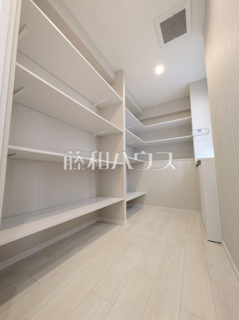 洗面室の棚収納 【長峰杜の3番街1号棟】 洗面室にはバスタオルや洗面具などをきれいに整理できる便利な棚を設置しました。 洗面室の棚収納 【長峰杜の3番街1号棟】 洗面室にはバスタオルや洗面具などをきれいに整理できる便利な棚を設置しました。