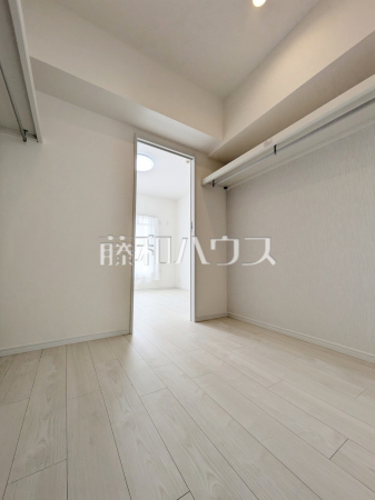 walk through closet 【長峰杜の3番街1号棟】収納力豊富なウォークインクローゼットで、バッグや小物類も片付きます walk through closet 【長峰杜の3番街1号棟】収納力豊富なウォークインクローゼットで、バッグや小物類も片付きます