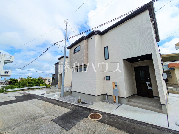 接道状況および現場風景 【うるま市石川曙3丁目】 接道状況および現場風景 【うるま市石川曙3丁目】