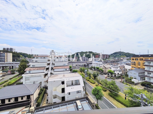 ≪住戸からの眺望≫青・緑・白のコントラスト！澄んだ青い空のたもと、豊かな緑が織りなす時間、表情豊かに四季折々の景観を楽しませてくれるでしょう。　【コスモ永山】