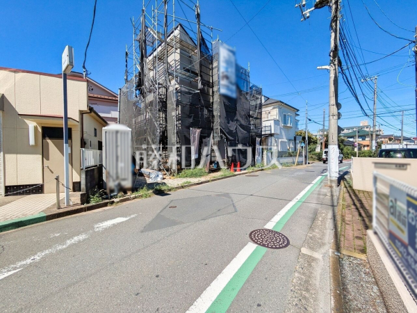 接道状況および現場風景 【東久留米市小山4丁目】 建物のプレゼンをさせていただきますので、実際の完成イメージを思い描いていただくことができます。お気軽にお問合せ下さい。 接道状況および現場風景 【東久留米市小山4丁目】 建物のプレゼンをさせていただきますので、実際の完成イメージを思い描いていただくことができます。お気軽にお問合せ下さい。