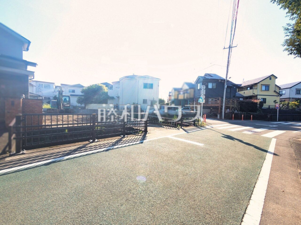 接道状況および現場風景　【八王子市叶谷町】 見学はしたいけど、なかなか時間が取れない・・・そんな方に出勤前や仕事終わりにマイホームを見学できるサポートをいたします。 