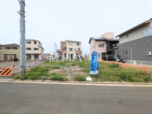 現地写真　【富士見市大字水子】戸建住宅が立ち並ぶ住宅地。静かな時間の流れ。ゆっくりと傾きを変えていく陽の光が清楚な家々を色鮮やかに演出してくれます。