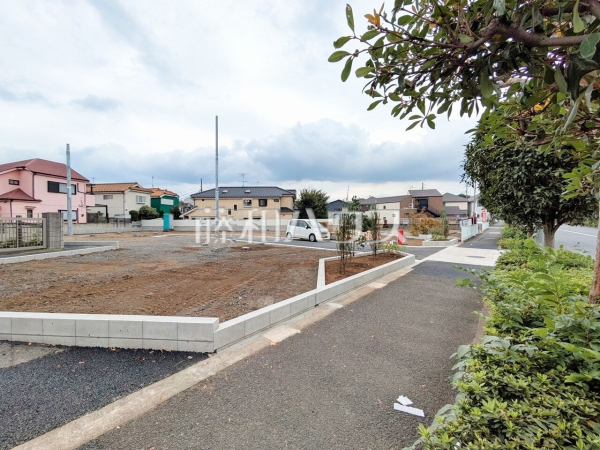 接道状況および現場風景　【東久留米市下里１丁目】 平日のご案内も可能です。まずはお気軽にお問合せ下さいませ。 