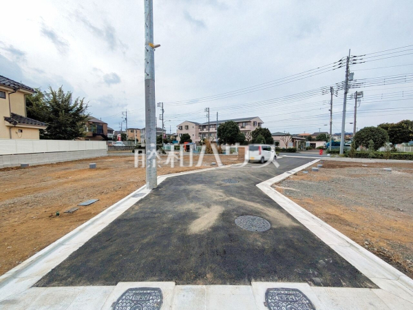 接道状況および現場風景　【東久留米市下里１丁目】ぜひ実物をご覧いただきたく思います。喜んでご案内いたしますのでお気軽にお問合せ下さい。