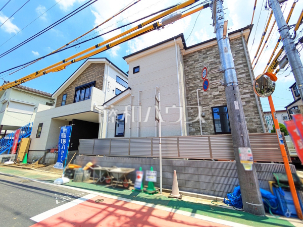 足場が外れて実際の外観が見えてきました。完成までもう少しです。 【板橋区赤塚6丁目】 足場が外れて実際の外観が見えてきました。完成までもう少しです。 【板橋区赤塚6丁目】