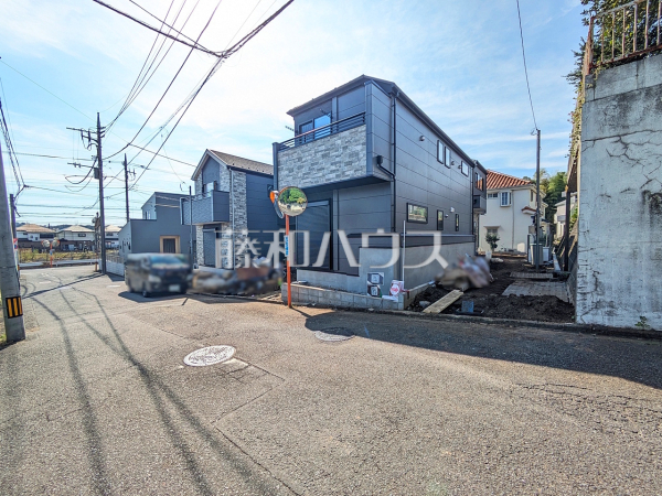 接道状況および現場風景 【日野市旭が丘1丁目】 接道状況および現場風景 【日野市旭が丘1丁目】