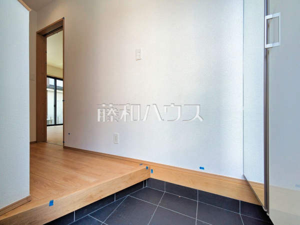 B号棟　玄関 　【東久留米市小山１丁目】