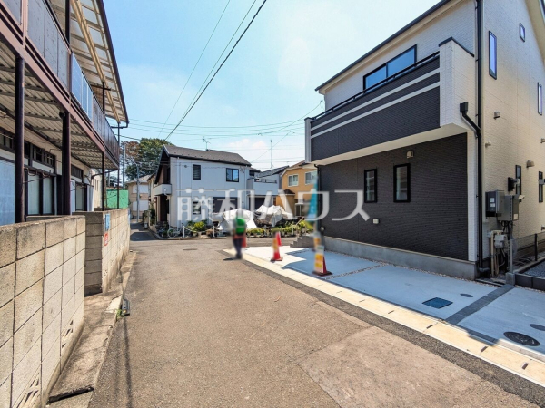 接道状況および現場風景　【東久留米市小山１丁目】 見学はしたいけど、なかなか時間が取れない・・・そんな方に出勤前や仕事終わりにマイホームを見学できるサポートをいたします。 