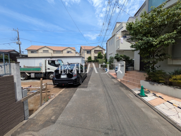 接道状況および現場風景　【中野区上鷺宮２丁目】
見学はしたいけど、なかなか時間が取れない…そんな方に出勤前や仕事終わりにマイホームを見学できるサポートをいたします。　