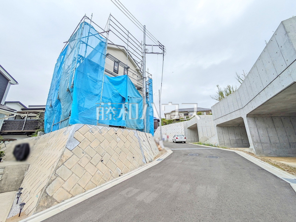 接道状況および現場風景 【多摩市連光寺6丁目】 接道状況および現場風景 【多摩市連光寺6丁目】