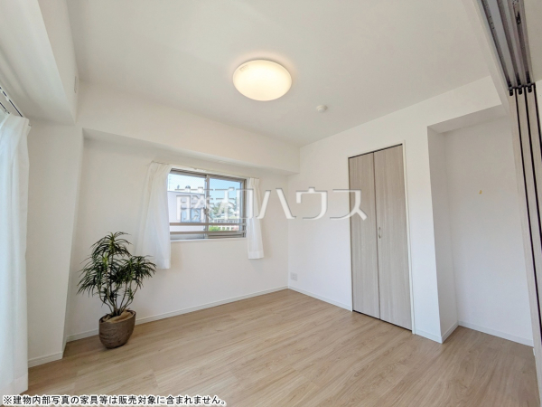 ≪居室≫各部屋に収納も完備されるため、部屋もしっかり片付きそうですね♪　【セイガステージ府中栄町】
