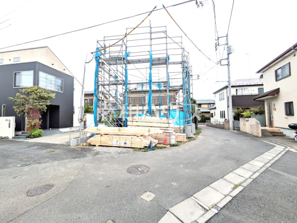 接道状況および現場風景　【東村山市諏訪町２丁目】 見学はしたいけど、なかなか時間が取れない・・・そんな方に出勤前や仕事終わりにマイホームを見学できるサポートをいたします。 