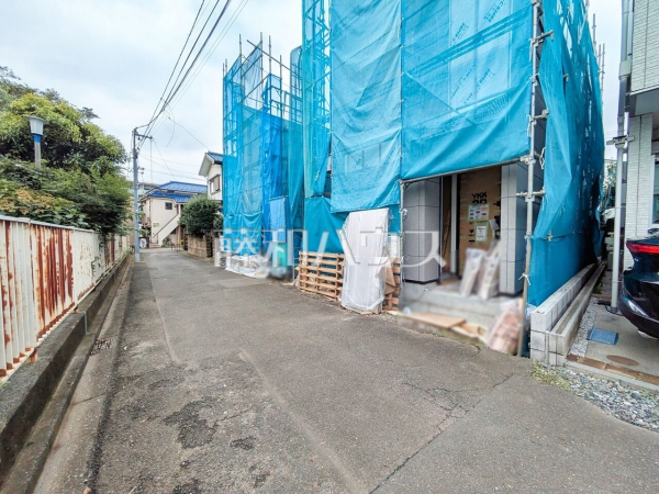 接道状況および現場風景　【西東京市下保谷２丁目】 順調に工事が進んでいます。実際の街並みの様子が段々見えて参りました。ぜひ実際に現地をご見学下さいませ。 