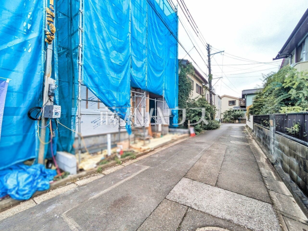 接道状況および現場風景　【和光市南１丁目】 ここに住む方を想像して、着々と建築しております！ 