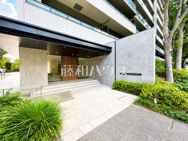 ≪エントランス≫ 周辺環境はもちろん、日当たりや設備仕様など、実際に行ってみないと分からないことも多くございます。ご案内いたしますので、お気軽にお問い合わせください。 　【プラウドシティ豊田多摩平の森】
