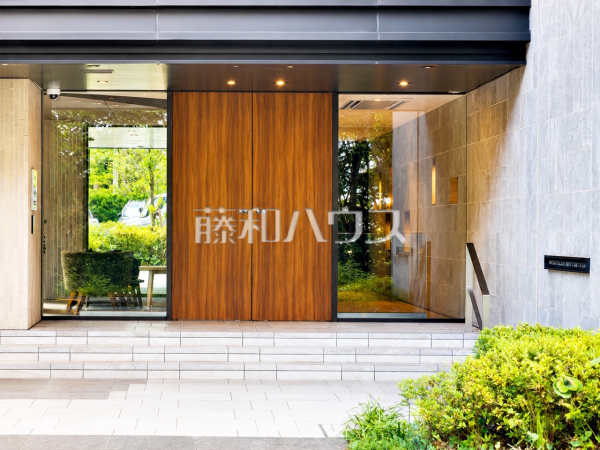≪エントランス≫ 安心のオートロック付きマンション。日々の安全を守ります。  安心のオートロック付きマンション。日々の安全を守ります。 　【プラウドシティ豊田多摩平の森】