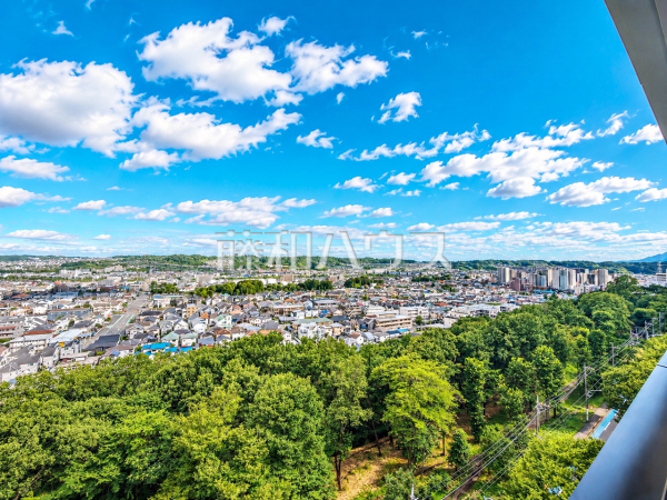 ≪バルコニー≫ 豊かな緑・澄んだ青い空は、表情豊かに四季折々の景観を楽しませてくれることでしょう。この場所から新しい家族の時間を紡いでくれます。 【プラウドシティ豊田多摩平の森】