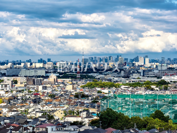 ≪バルコニー≫高層階から望む、青・緑・白のコントラスト！澄んだ青い空のたもと、豊かな緑が織りなす時間、表情豊かに四季折々の景観を楽しませてくれるでしょう。【プラウドシティ豊田多摩平の森】