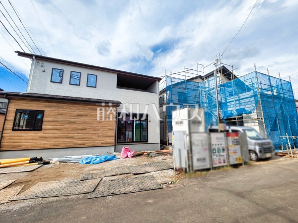 現場風景 【所沢市狭山ケ丘2丁目】 見学はしたいけど、なかなか時間が取れない・・・そんな方に出勤前や仕事終わりにマイホームを見学できるサポートをいたします。 現場風景 【所沢市狭山ケ丘2丁目】 見学はしたいけど、なかなか時間が取れない・・・そんな方に出勤前や仕事終わりにマイホームを見学できるサポートをいたします。
