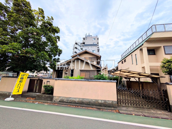 ≪現地外観（現況：上物有）≫特急が停車する京王線「府中」駅徒歩4分！この恵まれたロケーションによる幸福感は、毎朝の通勤時にしっかりと感じられるのではないでしょうか。【府中市府中町１丁目】